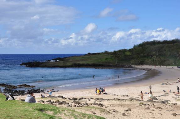 A bela praia de Anakena, em Rapa Nui (ou Ilha de Páscoa), território chileno no meio do Oceano Pacífico